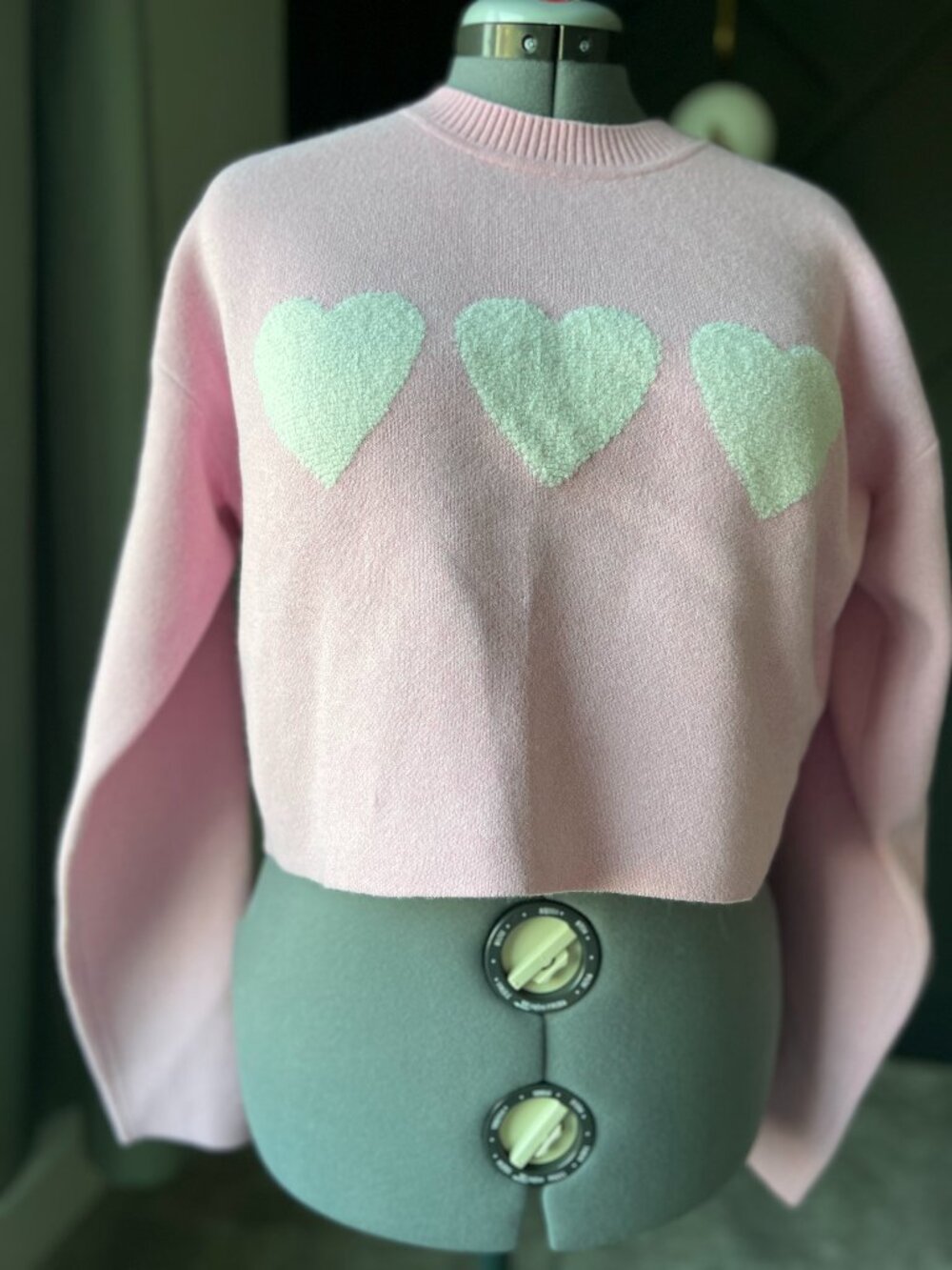 Crop sweater with hearts in pink